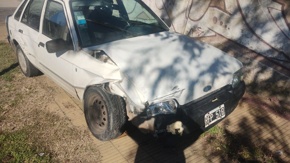 Un patrullero chocó contra un auto, cuyo conductor iba alcoholizado